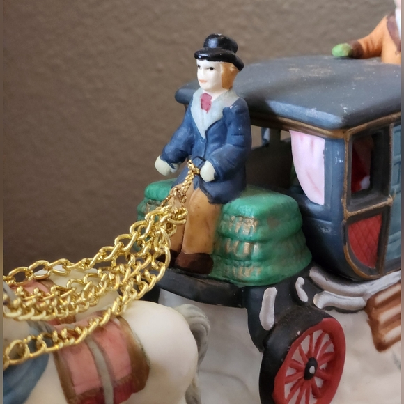 Dickens Village Stagecoach Porcelain Accessory - Picture 4 of 13